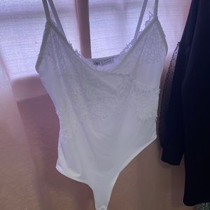 Whit lace bodysuit
